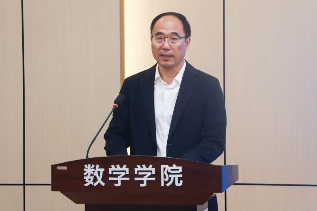 五一数学建模竞赛组委会委员、徐州工程学院党委副书记李苏北发布竞赛赛题.jpg